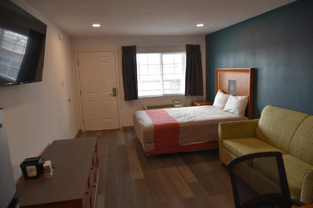 Town Place Studio Apartment Snyder エクステリア 写真