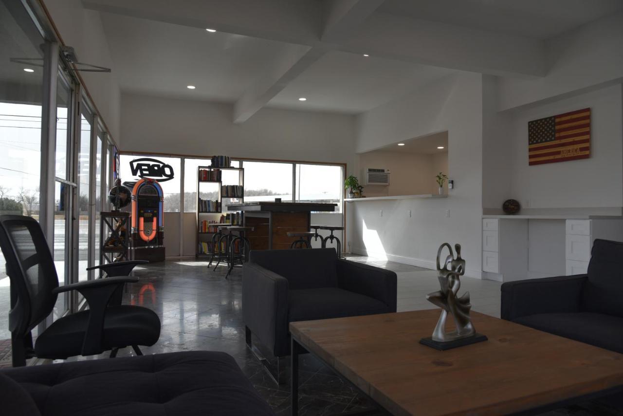 Town Place Studio Apartment Snyder エクステリア 写真