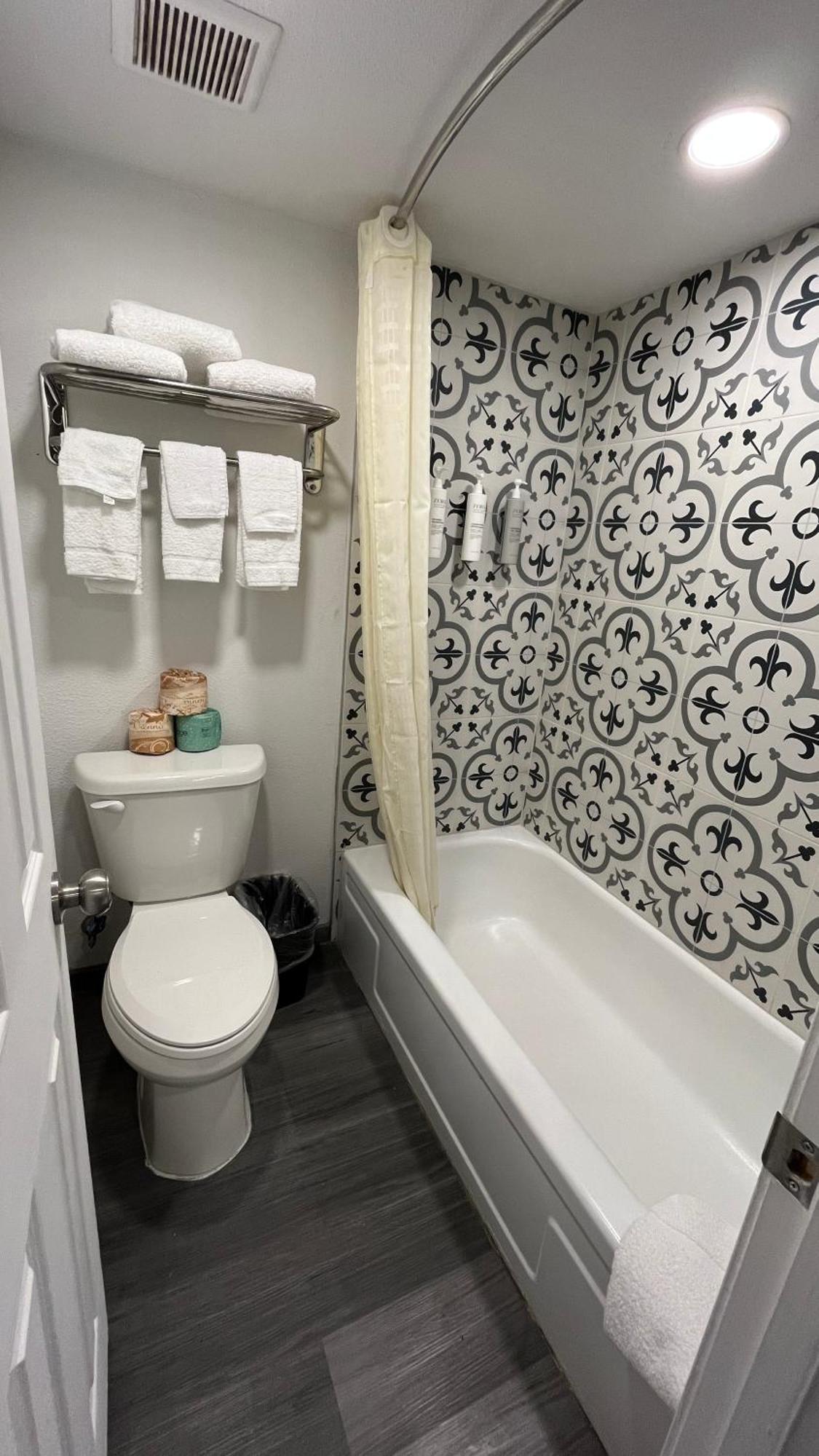Town Place Studio Apartment Snyder エクステリア 写真